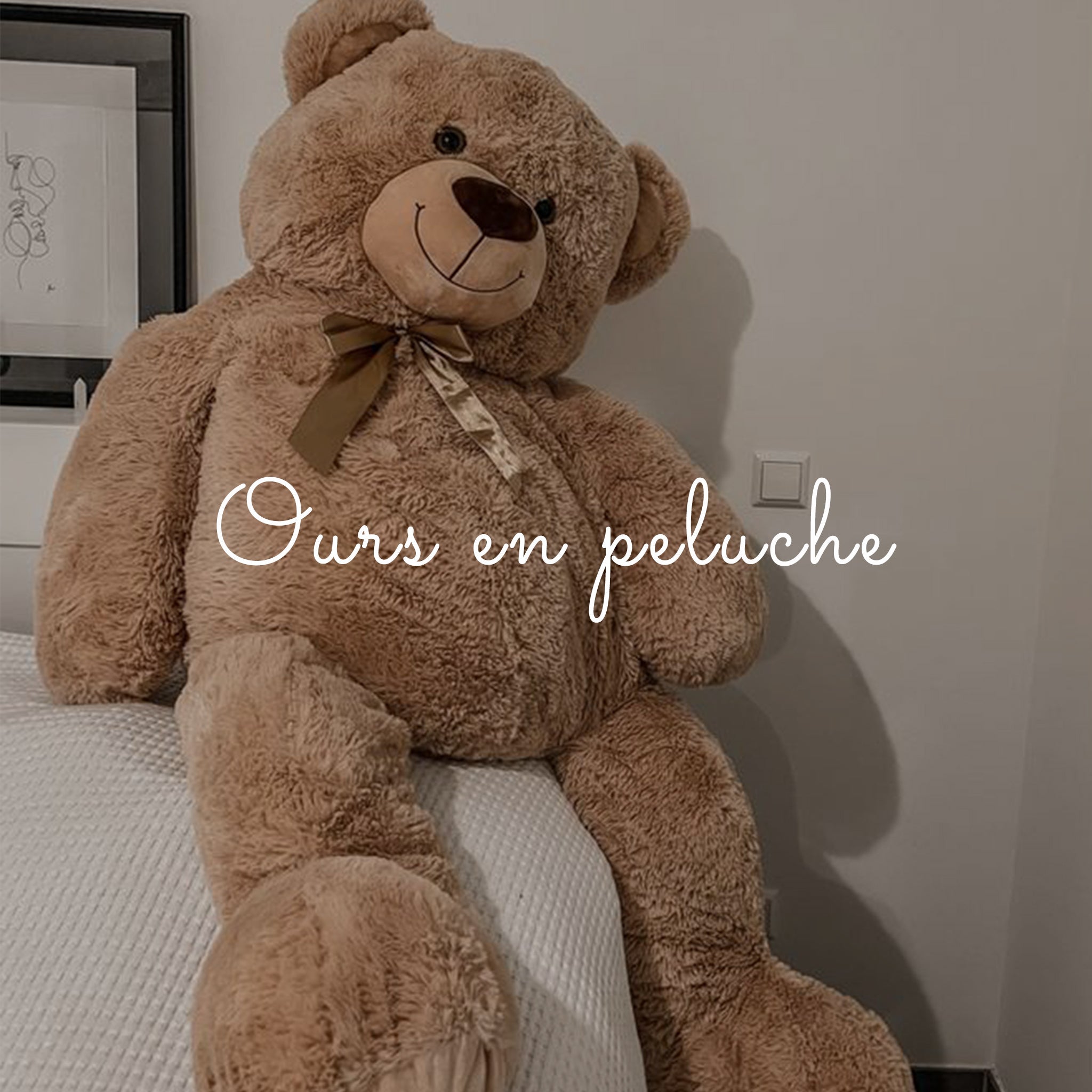 Un ours en peluche rose avec un collier vert et un collier vert Un ours en peluche rose avec un collier vert et un collier vert